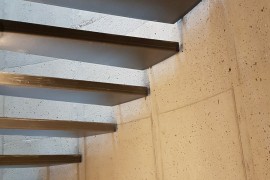 Freitragende Stufen aus Stahlblech mit Beton ausgegossen